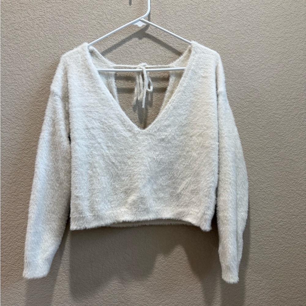 Foreve 21 croppped White Fuzzy Sweater